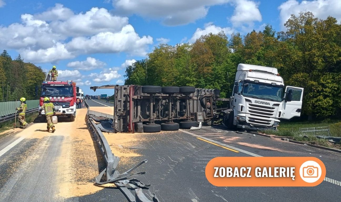 rozsypana kukurydza na autostradzie A1 w Bielawkach